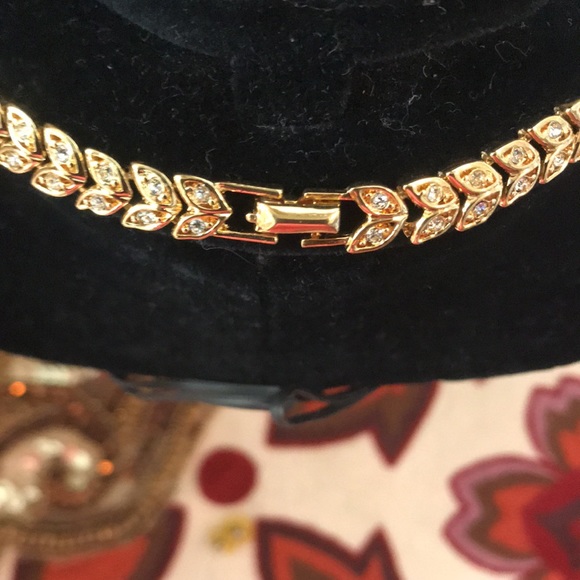 Goldtone Leaf earrings & Necklace - Picture 3 of 10